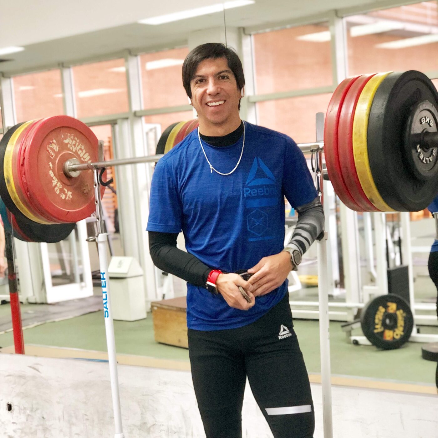 Daniel Pineda en el gimnasio, listo para una sesión de entrenamiento personalizado