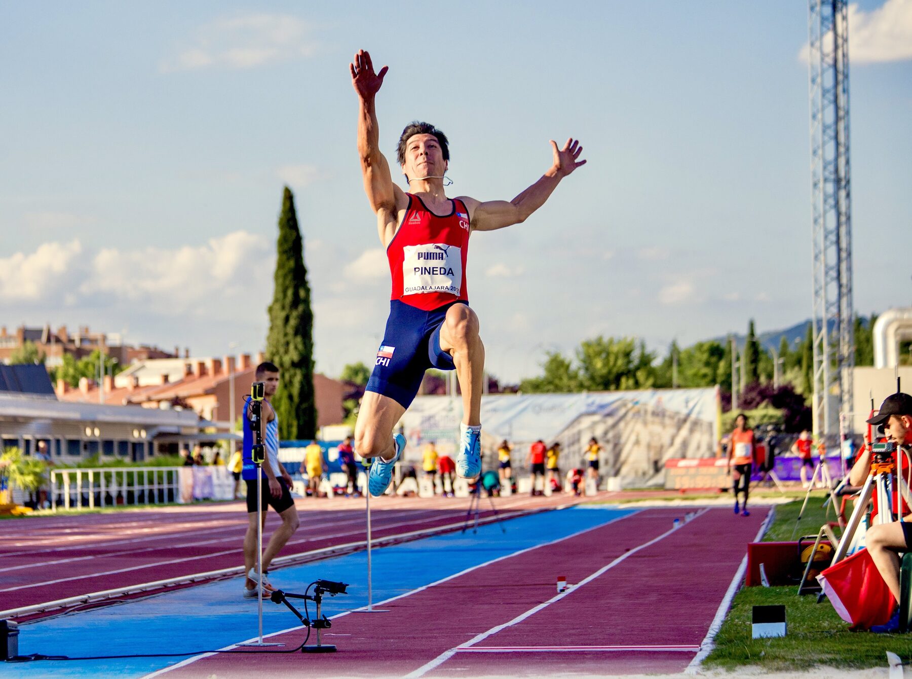 Daniel Pineda en pleno salto largo representando a Chile