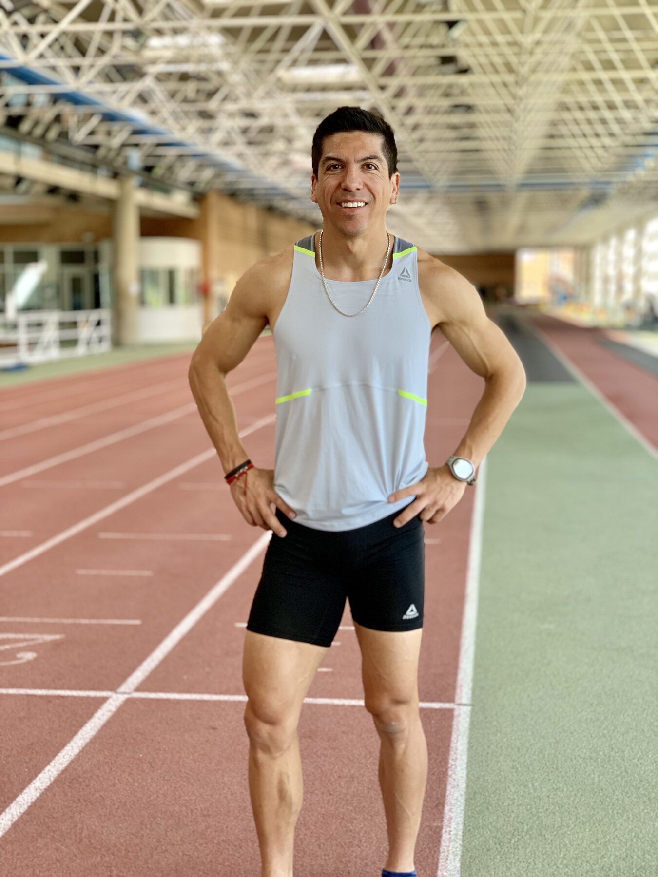Retrato de Daniel Pineda en pista de atletismo