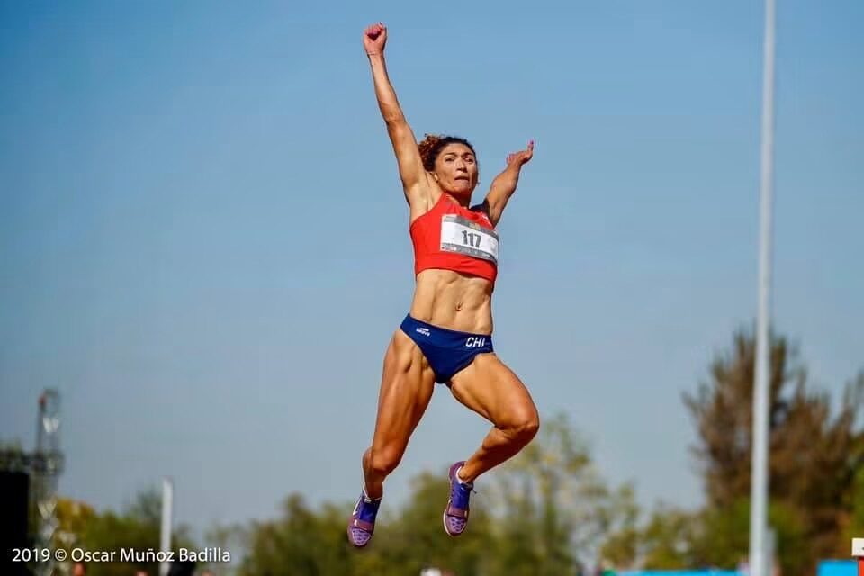 Macarena Reyes en pleno salto largo representando a Chile