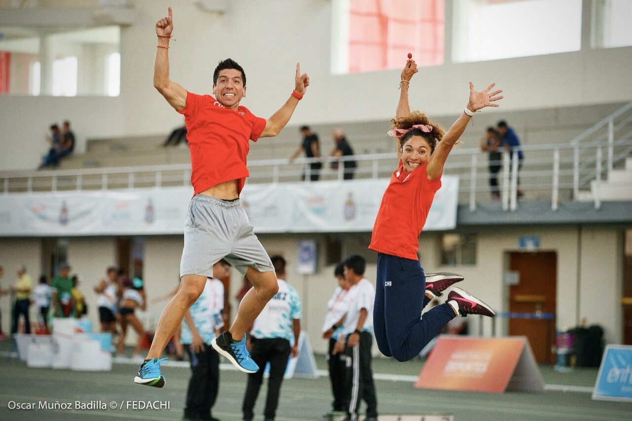 Daniel Pineda y Macarena Reyes celebrando juntos en competencia